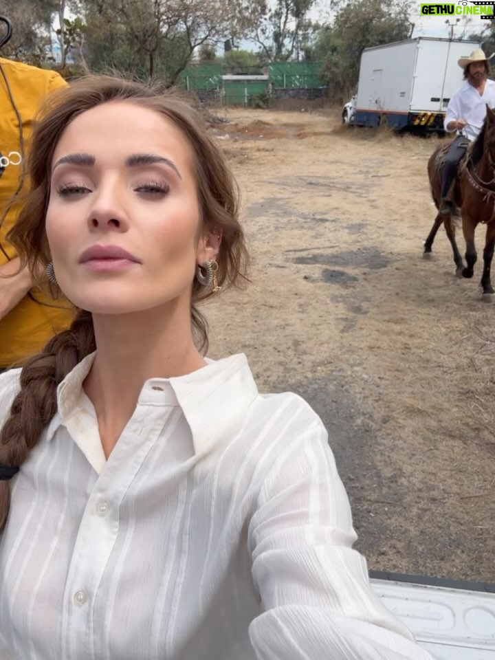 Kimberly Dos Ramos - 214.4K Likes - Gracias y mil gracias de todo ❤️ a tod@s ustedes por acompañarnos durante estos meses viendo @meatrevoaamarte 🐎🙏🏻. 
Gracias a todo el equipo que formó parte de esta gran historia 👏🏻 todos hicieron un trabajo maravilloso. 

Gracias a mis Kimystas 😍 y a todos por el amor ,por  el apoyo que le dieron a mi Victoria con sus videos, fotos , DM y por siempre ponernos al día con todo lo que pasaba en cada uno de los capítulos 👏🏻🙏🏻 ustedes son lo máximo .

Gracias y mil gracias también a @productormejia por confiar en mi , por darme la oportunidad de interpretar y sobre todo de disfrutar 
a mi Victoria en cada escena 🙏🏻😍 🐎 . 

Aquí les dejo más fotos y videos durante las grabaciones 🎥🥹. 

#novela #mexico #amor .