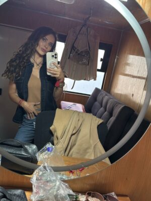 Kimberly Dos Ramos Instagram - Gracias y mil gracias de todo ❤️ a tod@s ustedes por acompañarnos durante estos meses viendo @meatrevoaamarte 🐎🙏🏻. 
Gracias a todo el equipo que formó parte de esta gran historia 👏🏻 todos hicieron un trabajo maravilloso. 

Gracias a mis Kimystas 😍 y a todos por el amor ,por  el apoyo que le dieron a mi Victoria con sus videos, fotos , DM y por siempre ponernos al día con todo lo que pasaba en cada uno de los capítulos 👏🏻🙏🏻 ustedes son lo máximo .

Gracias y mil gracias también a @productormejia por confiar en mi , por darme la oportunidad de interpretar y sobre todo de disfrutar 
a mi Victoria en cada escena 🙏🏻😍 🐎 . 

Aquí les dejo más fotos y videos durante las grabaciones 🎥🥹. 

#novela #mexico #amor .