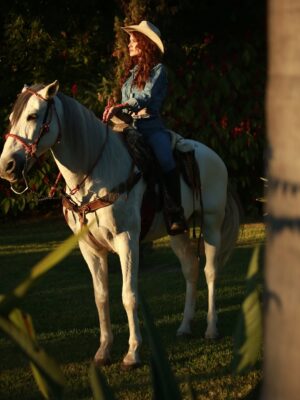 Kimberly Dos Ramos Instagram - Gracias y mil gracias de todo ❤️ a tod@s ustedes por acompañarnos durante estos meses viendo @meatrevoaamarte 🐎🙏🏻. 
Gracias a todo el equipo que formó parte de esta gran historia 👏🏻 todos hicieron un trabajo maravilloso. 

Gracias a mis Kimystas 😍 y a todos por el amor ,por  el apoyo que le dieron a mi Victoria con sus videos, fotos , DM y por siempre ponernos al día con todo lo que pasaba en cada uno de los capítulos 👏🏻🙏🏻 ustedes son lo máximo .

Gracias y mil gracias también a @productormejia por confiar en mi , por darme la oportunidad de interpretar y sobre todo de disfrutar 
a mi Victoria en cada escena 🙏🏻😍 🐎 . 

Aquí les dejo más fotos y videos durante las grabaciones 🎥🥹. 

#novela #mexico #amor .
