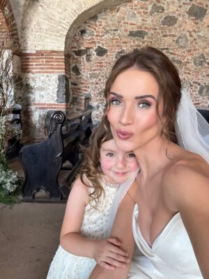 Kimberly Dos Ramos Instagram - Gracias y mil gracias de todo ❤️ a tod@s ustedes por acompañarnos durante estos meses viendo @meatrevoaamarte 🐎🙏🏻. 
Gracias a todo el equipo que formó parte de esta gran historia 👏🏻 todos hicieron un trabajo maravilloso. 

Gracias a mis Kimystas 😍 y a todos por el amor ,por  el apoyo que le dieron a mi Victoria con sus videos, fotos , DM y por siempre ponernos al día con todo lo que pasaba en cada uno de los capítulos 👏🏻🙏🏻 ustedes son lo máximo .

Gracias y mil gracias también a @productormejia por confiar en mi , por darme la oportunidad de interpretar y sobre todo de disfrutar 
a mi Victoria en cada escena 🙏🏻😍 🐎 . 

Aquí les dejo más fotos y videos durante las grabaciones 🎥🥹. 

#novela #mexico #amor .