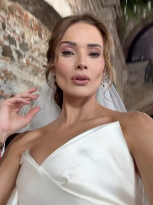 Kimberly Dos Ramos Instagram - Gracias y mil gracias de todo ❤️ a tod@s ustedes por acompañarnos durante estos meses viendo @meatrevoaamarte 🐎🙏🏻.
Gracias a todo el equipo que formó parte de esta gran historia 👏🏻 todos hicieron un trabajo maravilloso.
Gracias a mis Kimystas 😍 y a todos por el amor ,por el apoyo que le dieron a mi Victoria con sus videos, fotos , DM y por siempre ponernos al día con todo lo que pasaba en cada uno de los capítulos 👏🏻🙏🏻 ustedes son lo máximo .
Gracias y mil gracias también a @productormejia por confiar en mi , por darme la oportunidad de interpretar y sobre todo de disfrutar
a mi Victoria en cada escena 🙏🏻😍 🐎 .
Aquí les dejo más fotos y videos durante las grabaciones 🎥🥹.
#novela #mexico #amor .