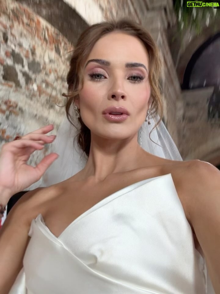 Kimberly Dos Ramos - 214.4K Likes - Gracias y mil gracias de todo ❤️ a tod@s ustedes por acompañarnos durante estos meses viendo @meatrevoaamarte 🐎🙏🏻. 
Gracias a todo el equipo que formó parte de esta gran historia 👏🏻 todos hicieron un trabajo maravilloso. 

Gracias a mis Kimystas 😍 y a todos por el amor ,por  el apoyo que le dieron a mi Victoria con sus videos, fotos , DM y por siempre ponernos al día con todo lo que pasaba en cada uno de los capítulos 👏🏻🙏🏻 ustedes son lo máximo .

Gracias y mil gracias también a @productormejia por confiar en mi , por darme la oportunidad de interpretar y sobre todo de disfrutar 
a mi Victoria en cada escena 🙏🏻😍 🐎 . 

Aquí les dejo más fotos y videos durante las grabaciones 🎥🥹. 

#novela #mexico #amor .