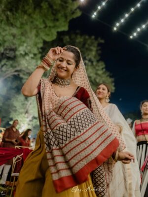 Kinjal Rajpriya Instagram - આ સઘળો સંસાર મારા સોળે શણગાર
પણ અંતરનો આતમ એક રાધા
હવે પૂછશો મા કોણ હતી રાધા…
-ઈસુભાઈ આયદાન ગઢવી
નવરાત્રી ૨૦૨૫- યાદગાર, ધમાકેદાર, શાનદાર ✨