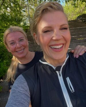 Kirsi Alm-Siira Instagram - Ihan sama matka juostiin ja samaan tahtiin. Jostain syystä @vappendaali on tossa edelleen kuin minkäkin Voguen kannesta. 🩷