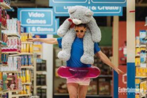 Kirsten Dunst Instagram - Channing Tatum is an escaped felon living in a Toys "R" Us in the first look at real-life inspired #Roofman 👀 Head to the link in @entertainmentweekly's bio for more first-look photos and stay tuned for the official trailer coming tomorrow! 

📷: Paramount Pictures