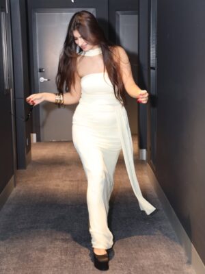 Kirti Bhatia Instagram - Angelic disaster 💛🍋🐝🌙🍯🐣
📷- @moonshotdigitals
#picofthedays #photodump #trend #explore #fyp #birthdayphotoshoot #melbourne
