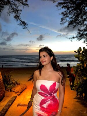 Kirti Rawat Instagram - Painted by the sunset 🌅🏝️