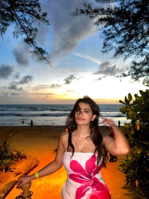 Kirti Rawat Instagram - Painted by the sunset 🌅🏝️