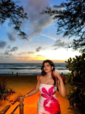 Kirti Rawat Instagram - Painted by the sunset 🌅🏝️