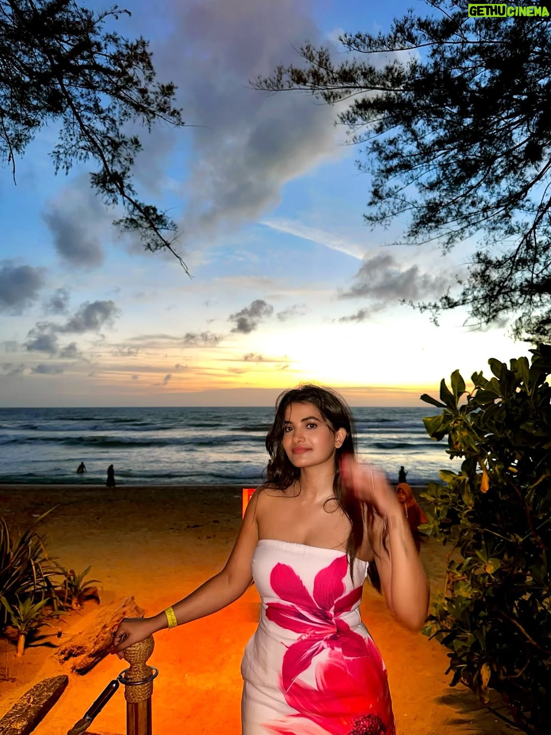 Kirti Rawat - 24K Likes - Painted by the sunset 🌅🏝️