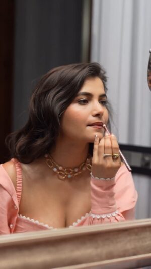 Kirti Rawat Instagram - gloss of confidence🩷
.
.
.
[makeup, beauty, grwm, summer fashion, luxury, ootd]