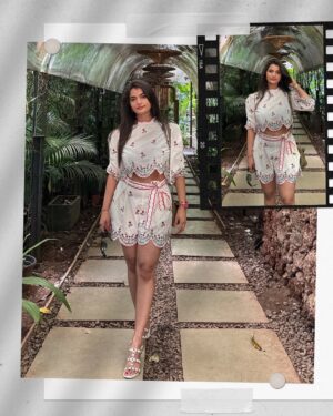 Kirti Rawat Instagram - Swipe responsibly: may cause FOMO💁🏻♀️💚