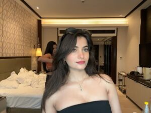 Kirti Rawat Instagram - This lighting understood the assignment💛