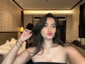Kirti Rawat Instagram - This lighting understood the assignment💛