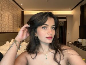 Kirti Rawat Instagram - This lighting understood the assignment💛