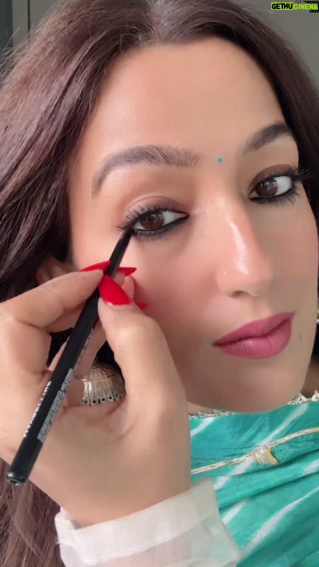 Kiwi Tandon - 2.6K Likes - #AD
I like my Kajal to be jet black, glide smoothly, not sting my eyes, and stay smudge-proof — and this one ticks every box. 🖤 ☑️ 
It’s the new Maybelline’s Colossal Lasting Drama Kajal .
It comes in 4 easy shades …👇
1. Sugar brown 
2. ⁠midnight black
3. ⁠under the sea
4. ⁠green with envy 
You can easily play with the colors and create any eye look 👀.
These are intense , smudgeproof , fade proof , 36 hours wear , and cost just Rs 299 😵 💴 

So don’t think twice , just grab  it …. I totally recommend this one ✨

@maybelline_ind

(Eye Kajal , black Kajal , Waterproof Kajal , smudgeproof Kajal Kajal for sensitive eyes , affordable Kajal , affordable makeup ,Budget friendly Kajal ,Maybeline Kajal ) 
#ColossalLastingDrama #MaybellineIndia #MaybellineMakeup
#smudgeproofkajal #kajal #blackkajal #kohleyes #eyekajal #waterproofkajal #maybellinekajal