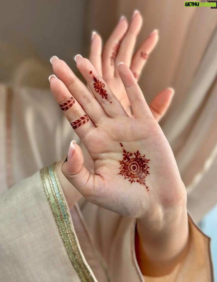 Kiwi Tandon - 147.9K Likes - Save & share with all mehndi lovers ✨♥️

I don’t know if it’s just me, but more than the palm I always get excited for the backhand …that’s where it shows the most🥰 

Source : Pinterest 

( mehndi henna designs , hand Mehndi aesthetic, hand Mehndi , karwachauth Mehndi , bridal Mehndi , teen Mehndi , minimal Mehndi designs, simple Mehndi design , simple henna designs) 
#hennamehndi #mehndiidea #mehndidesigns #hennadesigns #karwachauthmehndi #bridalhenna #bridalmehndidesigns #simplemehndi #minimalmehndi #simplehennadesign #minimalhenna