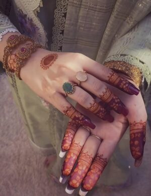Kiwi Tandon Instagram - Save & share with all mehndi lovers ✨♥️

I don’t know if it’s just me, but more than the palm I always get excited for the backhand …that’s where it shows the most🥰 

Source : Pinterest 

( mehndi henna designs , hand Mehndi aesthetic, hand Mehndi , karwachauth Mehndi , bridal Mehndi , teen Mehndi , minimal Mehndi designs, simple Mehndi design , simple henna designs) 
#hennamehndi #mehndiidea #mehndidesigns #hennadesigns #karwachauthmehndi #bridalhenna #bridalmehndidesigns #simplemehndi #minimalmehndi #simplehennadesign #minimalhenna