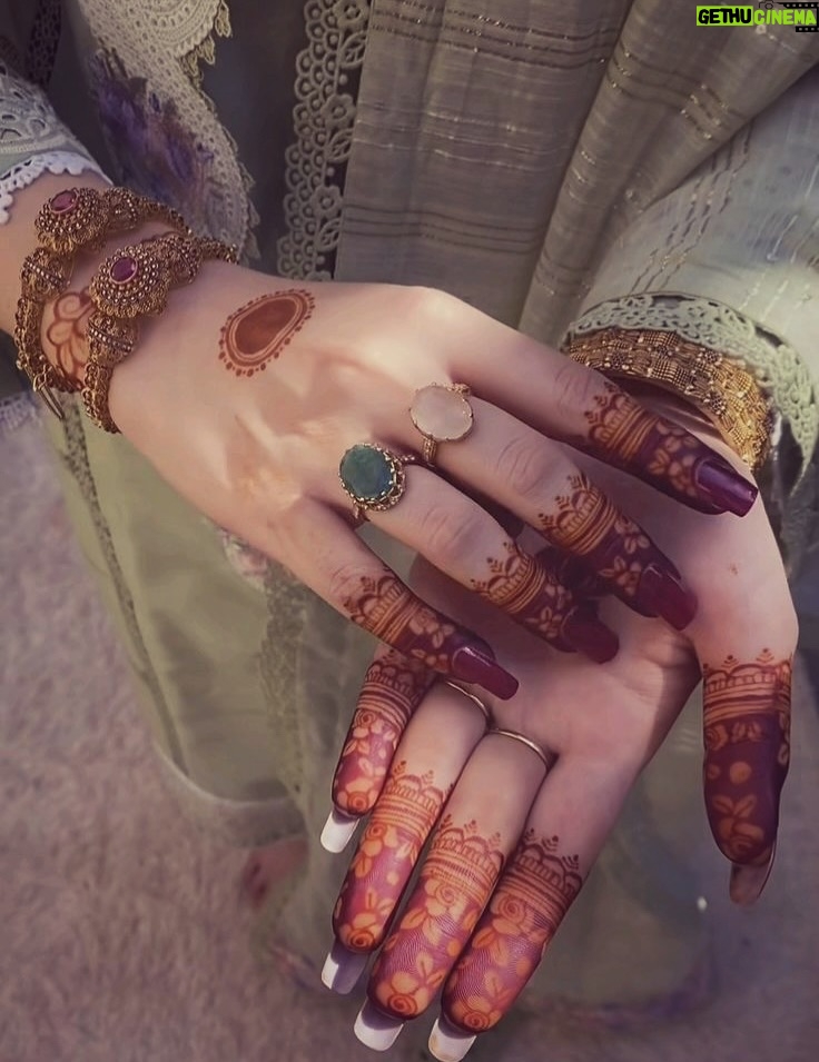 Kiwi Tandon - 147.9K Likes - Save & share with all mehndi lovers ✨♥️

I don’t know if it’s just me, but more than the palm I always get excited for the backhand …that’s where it shows the most🥰 

Source : Pinterest 

( mehndi henna designs , hand Mehndi aesthetic, hand Mehndi , karwachauth Mehndi , bridal Mehndi , teen Mehndi , minimal Mehndi designs, simple Mehndi design , simple henna designs) 
#hennamehndi #mehndiidea #mehndidesigns #hennadesigns #karwachauthmehndi #bridalhenna #bridalmehndidesigns #simplemehndi #minimalmehndi #simplehennadesign #minimalhenna