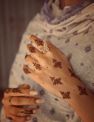 Kiwi Tandon Instagram - Save & share with all mehndi lovers ✨♥️

I don’t know if it’s just me, but more than the palm I always get excited for the backhand …that’s where it shows the most🥰 

Source : Pinterest 

( mehndi henna designs , hand Mehndi aesthetic, hand Mehndi , karwachauth Mehndi , bridal Mehndi , teen Mehndi , minimal Mehndi designs, simple Mehndi design , simple henna designs) 
#hennamehndi #mehndiidea #mehndidesigns #hennadesigns #karwachauthmehndi #bridalhenna #bridalmehndidesigns #simplemehndi #minimalmehndi #simplehennadesign #minimalhenna