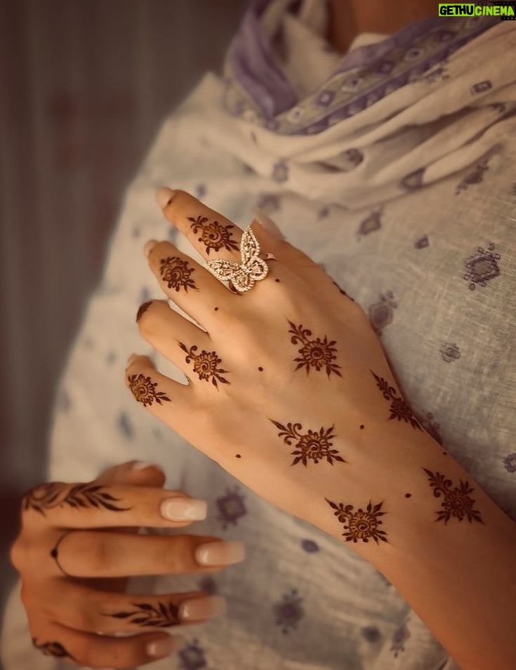 Kiwi Tandon - 147.9K Likes - Save & share with all mehndi lovers ✨♥️

I don’t know if it’s just me, but more than the palm I always get excited for the backhand …that’s where it shows the most🥰 

Source : Pinterest 

( mehndi henna designs , hand Mehndi aesthetic, hand Mehndi , karwachauth Mehndi , bridal Mehndi , teen Mehndi , minimal Mehndi designs, simple Mehndi design , simple henna designs) 
#hennamehndi #mehndiidea #mehndidesigns #hennadesigns #karwachauthmehndi #bridalhenna #bridalmehndidesigns #simplemehndi #minimalmehndi #simplehennadesign #minimalhenna