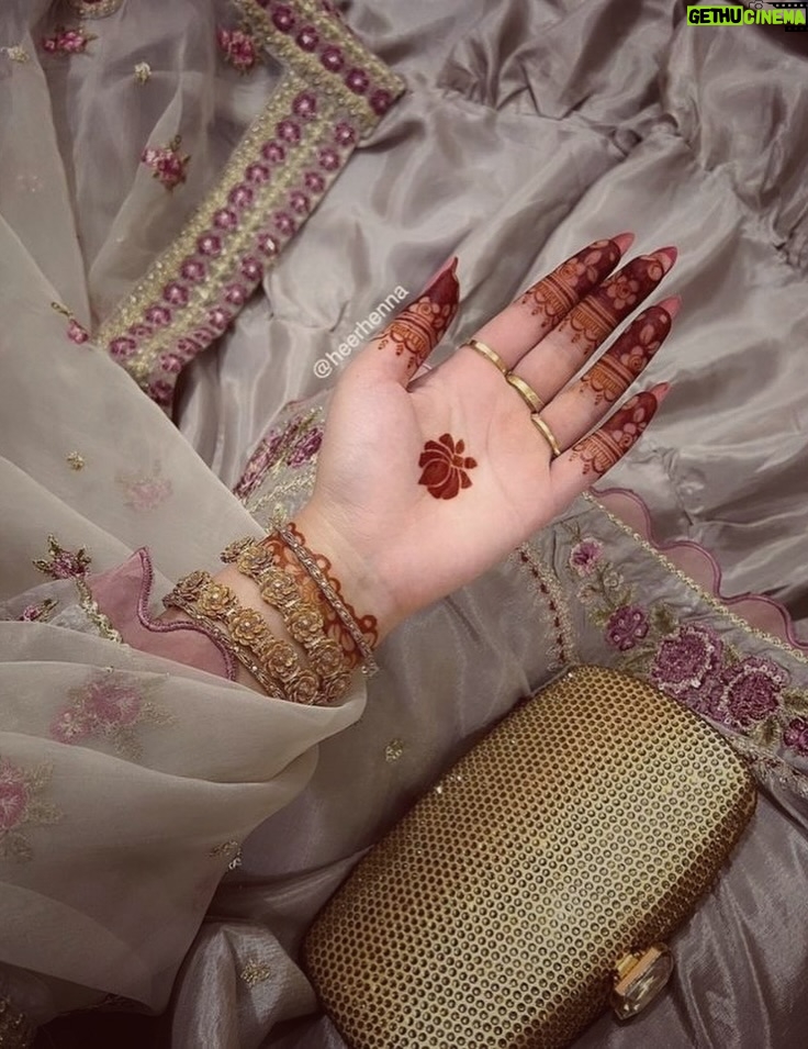 Kiwi Tandon - 147.9K Likes - Save & share with all mehndi lovers ✨♥️

I don’t know if it’s just me, but more than the palm I always get excited for the backhand …that’s where it shows the most🥰 

Source : Pinterest 

( mehndi henna designs , hand Mehndi aesthetic, hand Mehndi , karwachauth Mehndi , bridal Mehndi , teen Mehndi , minimal Mehndi designs, simple Mehndi design , simple henna designs) 
#hennamehndi #mehndiidea #mehndidesigns #hennadesigns #karwachauthmehndi #bridalhenna #bridalmehndidesigns #simplemehndi #minimalmehndi #simplehennadesign #minimalhenna