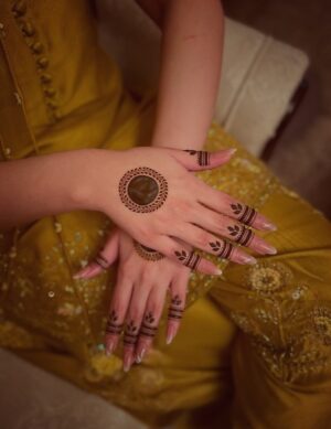 Kiwi Tandon Instagram - Save & share with all mehndi lovers ✨♥️

I don’t know if it’s just me, but more than the palm I always get excited for the backhand …that’s where it shows the most🥰 

Source : Pinterest 

( mehndi henna designs , hand Mehndi aesthetic, hand Mehndi , karwachauth Mehndi , bridal Mehndi , teen Mehndi , minimal Mehndi designs, simple Mehndi design , simple henna designs) 
#hennamehndi #mehndiidea #mehndidesigns #hennadesigns #karwachauthmehndi #bridalhenna #bridalmehndidesigns #simplemehndi #minimalmehndi #simplehennadesign #minimalhenna