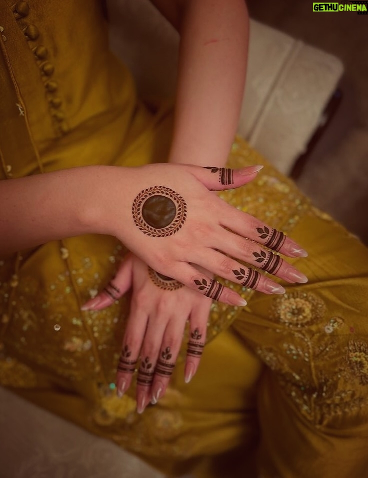 Kiwi Tandon - 147.9K Likes - Save & share with all mehndi lovers ✨♥️

I don’t know if it’s just me, but more than the palm I always get excited for the backhand …that’s where it shows the most🥰 

Source : Pinterest 

( mehndi henna designs , hand Mehndi aesthetic, hand Mehndi , karwachauth Mehndi , bridal Mehndi , teen Mehndi , minimal Mehndi designs, simple Mehndi design , simple henna designs) 
#hennamehndi #mehndiidea #mehndidesigns #hennadesigns #karwachauthmehndi #bridalhenna #bridalmehndidesigns #simplemehndi #minimalmehndi #simplehennadesign #minimalhenna
