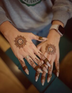 Kiwi Tandon Instagram - Save & share with all mehndi lovers ✨♥️

I don’t know if it’s just me, but more than the palm I always get excited for the backhand …that’s where it shows the most🥰 

Source : Pinterest 

( mehndi henna designs , hand Mehndi aesthetic, hand Mehndi , karwachauth Mehndi , bridal Mehndi , teen Mehndi , minimal Mehndi designs, simple Mehndi design , simple henna designs) 
#hennamehndi #mehndiidea #mehndidesigns #hennadesigns #karwachauthmehndi #bridalhenna #bridalmehndidesigns #simplemehndi #minimalmehndi #simplehennadesign #minimalhenna