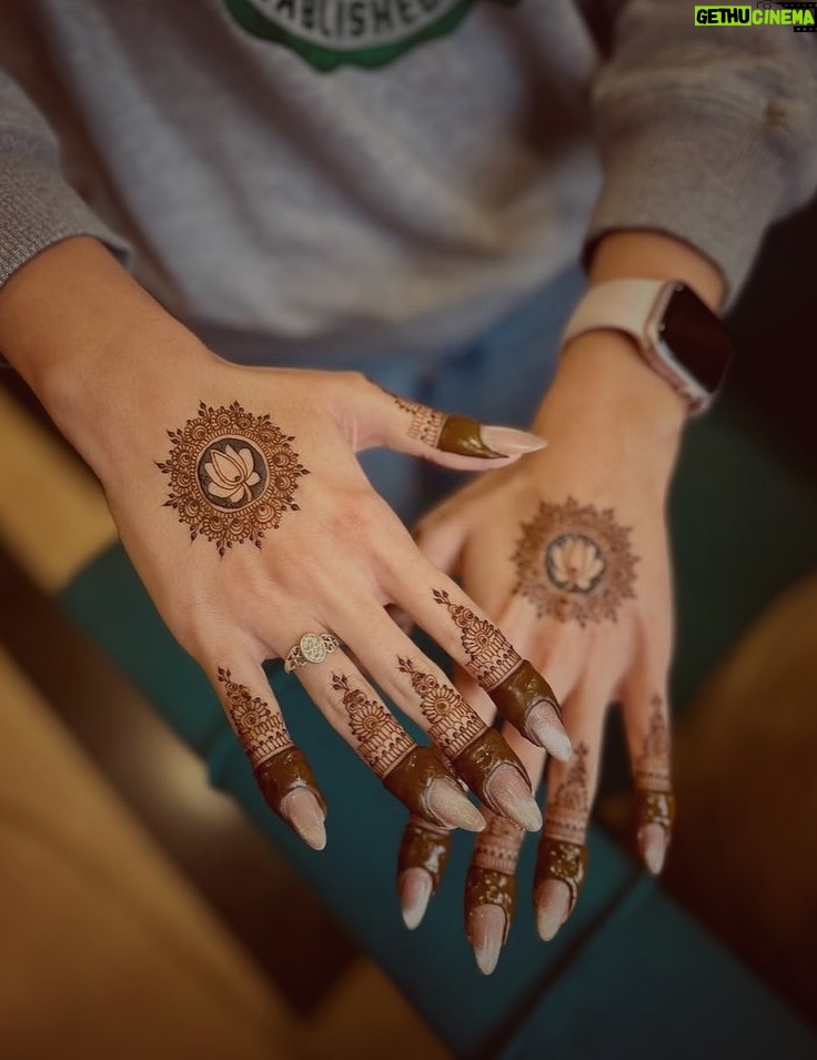 Kiwi Tandon - 147.9K Likes - Save & share with all mehndi lovers ✨♥️

I don’t know if it’s just me, but more than the palm I always get excited for the backhand …that’s where it shows the most🥰 

Source : Pinterest 

( mehndi henna designs , hand Mehndi aesthetic, hand Mehndi , karwachauth Mehndi , bridal Mehndi , teen Mehndi , minimal Mehndi designs, simple Mehndi design , simple henna designs) 
#hennamehndi #mehndiidea #mehndidesigns #hennadesigns #karwachauthmehndi #bridalhenna #bridalmehndidesigns #simplemehndi #minimalmehndi #simplehennadesign #minimalhenna