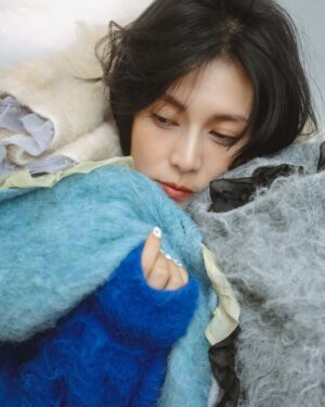 Ko Shibasaki Instagram - →→→→→ swipe
LOOK BOOK Vol.8 📚

Brand Director : Ko Shibasaki

——

【MES VACANCES | 2025 Autumn/Winter】
Asymétrie ― 今季のコレクションは、不均衡の中に宿る美しさをテーマに生まれました。

シンメトリーでは表現できない奥行きや立体感。
動きにあわせて変化する陰影や、重なり合う質感のコントラストが、日常にそっと華やぎを添えます。
秋冬らしい温かみのある素材感を大切にしながらも、重たさを感じさせない軽やかさをプラス。
纏う人の所作やシルエットに寄り添う、心地よさと洗練を両立しました。

計算されたバランスの中に遊び心をひとさじ。
アシンメトリーが描く余白が着こなしに新しい表情を生み出し、どんな場面でも“旅するように暮らす” 心地よさを叶えます。ㅤㅤㅤㅤㅤㅤㅤㅤㅤㅤㅤㅤㅤㅤㅤㅤㅤㅤㅤ
——

／
 10/10 (Fri) 12:00 release 🍂
＼
ㅤㅤㅤㅤㅤㅤㅤㅤㅤㅤㅤㅤㅤㅤㅤㅤㅤㅤㅤㅤㅤㅤㅤㅤㅤㅤ
@mes_vacances_official
@ko_shibasaki
ㅤㅤㅤㅤㅤㅤㅤㅤㅤㅤㅤㅤㅤ
#MESVACANCES #ミヴァコンス #25AW #柴咲コウ #traveloutfits