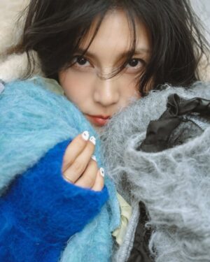 Ko Shibasaki Instagram - →→→→→ swipe
LOOK BOOK Vol.8 📚

Brand Director : Ko Shibasaki

——

【MES VACANCES | 2025 Autumn/Winter】
Asymétrie ― 今季のコレクションは、不均衡の中に宿る美しさをテーマに生まれました。

シンメトリーでは表現できない奥行きや立体感。
動きにあわせて変化する陰影や、重なり合う質感のコントラストが、日常にそっと華やぎを添えます。
秋冬らしい温かみのある素材感を大切にしながらも、重たさを感じさせない軽やかさをプラス。
纏う人の所作やシルエットに寄り添う、心地よさと洗練を両立しました。

計算されたバランスの中に遊び心をひとさじ。
アシンメトリーが描く余白が着こなしに新しい表情を生み出し、どんな場面でも“旅するように暮らす” 心地よさを叶えます。ㅤㅤㅤㅤㅤㅤㅤㅤㅤㅤㅤㅤㅤㅤㅤㅤㅤㅤㅤ
——

／
 10/10 (Fri) 12:00 release 🍂
＼
ㅤㅤㅤㅤㅤㅤㅤㅤㅤㅤㅤㅤㅤㅤㅤㅤㅤㅤㅤㅤㅤㅤㅤㅤㅤㅤ
@mes_vacances_official
@ko_shibasaki
ㅤㅤㅤㅤㅤㅤㅤㅤㅤㅤㅤㅤㅤ
#MESVACANCES #ミヴァコンス #25AW #柴咲コウ #traveloutfits