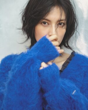 Ko Shibasaki Instagram - →→→→→ swipe
LOOK BOOK Vol.8 📚

Brand Director : Ko Shibasaki

——

【MES VACANCES | 2025 Autumn/Winter】
Asymétrie ― 今季のコレクションは、不均衡の中に宿る美しさをテーマに生まれました。

シンメトリーでは表現できない奥行きや立体感。
動きにあわせて変化する陰影や、重なり合う質感のコントラストが、日常にそっと華やぎを添えます。
秋冬らしい温かみのある素材感を大切にしながらも、重たさを感じさせない軽やかさをプラス。
纏う人の所作やシルエットに寄り添う、心地よさと洗練を両立しました。

計算されたバランスの中に遊び心をひとさじ。
アシンメトリーが描く余白が着こなしに新しい表情を生み出し、どんな場面でも“旅するように暮らす” 心地よさを叶えます。ㅤㅤㅤㅤㅤㅤㅤㅤㅤㅤㅤㅤㅤㅤㅤㅤㅤㅤㅤ
——

／
 10/10 (Fri) 12:00 release 🍂
＼
ㅤㅤㅤㅤㅤㅤㅤㅤㅤㅤㅤㅤㅤㅤㅤㅤㅤㅤㅤㅤㅤㅤㅤㅤㅤㅤ
@mes_vacances_official
@ko_shibasaki
ㅤㅤㅤㅤㅤㅤㅤㅤㅤㅤㅤㅤㅤ
#MESVACANCES #ミヴァコンス #25AW #柴咲コウ #traveloutfits