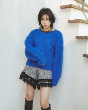Ko Shibasaki Instagram - →→→→→ swipe
LOOK BOOK Vol.8 📚

Brand Director : Ko Shibasaki

——

【MES VACANCES | 2025 Autumn/Winter】
Asymétrie ― 今季のコレクションは、不均衡の中に宿る美しさをテーマに生まれました。

シンメトリーでは表現できない奥行きや立体感。
動きにあわせて変化する陰影や、重なり合う質感のコントラストが、日常にそっと華やぎを添えます。
秋冬らしい温かみのある素材感を大切にしながらも、重たさを感じさせない軽やかさをプラス。
纏う人の所作やシルエットに寄り添う、心地よさと洗練を両立しました。

計算されたバランスの中に遊び心をひとさじ。
アシンメトリーが描く余白が着こなしに新しい表情を生み出し、どんな場面でも“旅するように暮らす” 心地よさを叶えます。ㅤㅤㅤㅤㅤㅤㅤㅤㅤㅤㅤㅤㅤㅤㅤㅤㅤㅤㅤ
——

／
 10/10 (Fri) 12:00 release 🍂
＼
ㅤㅤㅤㅤㅤㅤㅤㅤㅤㅤㅤㅤㅤㅤㅤㅤㅤㅤㅤㅤㅤㅤㅤㅤㅤㅤ
@mes_vacances_official
@ko_shibasaki
ㅤㅤㅤㅤㅤㅤㅤㅤㅤㅤㅤㅤㅤ
#MESVACANCES #ミヴァコンス #25AW #柴咲コウ #traveloutfits