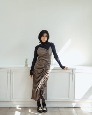 Ko Shibasaki Instagram - →→→→→ swipe
LOOK BOOK Vol.8 📚

Brand Director : Ko Shibasaki

——

【MES VACANCES | 2025 Autumn/Winter】
Asymétrie ― 今季のコレクションは、不均衡の中に宿る美しさをテーマに生まれました。

シンメトリーでは表現できない奥行きや立体感。
動きにあわせて変化する陰影や、重なり合う質感のコントラストが、日常にそっと華やぎを添えます。
秋冬らしい温かみのある素材感を大切にしながらも、重たさを感じさせない軽やかさをプラス。
纏う人の所作やシルエットに寄り添う、心地よさと洗練を両立しました。

計算されたバランスの中に遊び心をひとさじ。
アシンメトリーが描く余白が着こなしに新しい表情を生み出し、どんな場面でも“旅するように暮らす” 心地よさを叶えます。ㅤㅤㅤㅤㅤㅤㅤㅤㅤㅤㅤㅤㅤㅤㅤㅤㅤㅤㅤ
——

／
 10/10 (Fri) 12:00 release 🍂
＼
ㅤㅤㅤㅤㅤㅤㅤㅤㅤㅤㅤㅤㅤㅤㅤㅤㅤㅤㅤㅤㅤㅤㅤㅤㅤㅤ
@mes_vacances_official
@ko_shibasaki
ㅤㅤㅤㅤㅤㅤㅤㅤㅤㅤㅤㅤㅤ
#MESVACANCES #ミヴァコンス #25AW #柴咲コウ #traveloutfits