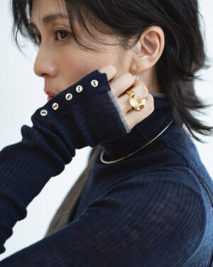 Ko Shibasaki Instagram - →→→→→ swipe
LOOK BOOK Vol.8 📚

Brand Director : Ko Shibasaki

——

【MES VACANCES | 2025 Autumn/Winter】
Asymétrie ― 今季のコレクションは、不均衡の中に宿る美しさをテーマに生まれました。

シンメトリーでは表現できない奥行きや立体感。
動きにあわせて変化する陰影や、重なり合う質感のコントラストが、日常にそっと華やぎを添えます。
秋冬らしい温かみのある素材感を大切にしながらも、重たさを感じさせない軽やかさをプラス。
纏う人の所作やシルエットに寄り添う、心地よさと洗練を両立しました。

計算されたバランスの中に遊び心をひとさじ。
アシンメトリーが描く余白が着こなしに新しい表情を生み出し、どんな場面でも“旅するように暮らす” 心地よさを叶えます。ㅤㅤㅤㅤㅤㅤㅤㅤㅤㅤㅤㅤㅤㅤㅤㅤㅤㅤㅤ
——

／
 10/10 (Fri) 12:00 release 🍂
＼
ㅤㅤㅤㅤㅤㅤㅤㅤㅤㅤㅤㅤㅤㅤㅤㅤㅤㅤㅤㅤㅤㅤㅤㅤㅤㅤ
@mes_vacances_official
@ko_shibasaki
ㅤㅤㅤㅤㅤㅤㅤㅤㅤㅤㅤㅤㅤ
#MESVACANCES #ミヴァコンス #25AW #柴咲コウ #traveloutfits