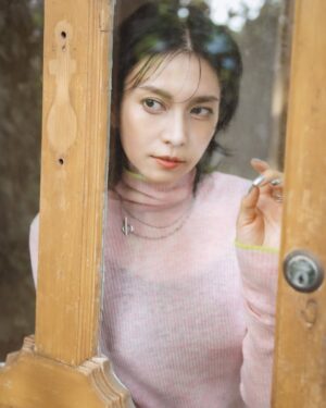 Ko Shibasaki Instagram - →→→→→ swipe
LOOK BOOK Vol.8 📚

Brand Director : Ko Shibasaki

——

【MES VACANCES | 2025 Autumn/Winter】
Asymétrie ― 今季のコレクションは、不均衡の中に宿る美しさをテーマに生まれました。

シンメトリーでは表現できない奥行きや立体感。
動きにあわせて変化する陰影や、重なり合う質感のコントラストが、日常にそっと華やぎを添えます。
秋冬らしい温かみのある素材感を大切にしながらも、重たさを感じさせない軽やかさをプラス。
纏う人の所作やシルエットに寄り添う、心地よさと洗練を両立しました。

計算されたバランスの中に遊び心をひとさじ。
アシンメトリーが描く余白が着こなしに新しい表情を生み出し、どんな場面でも“旅するように暮らす” 心地よさを叶えます。ㅤㅤㅤㅤㅤㅤㅤㅤㅤㅤㅤㅤㅤㅤㅤㅤㅤㅤㅤ
——

／
 10/10 (Fri) 12:00 release 🍂
＼
ㅤㅤㅤㅤㅤㅤㅤㅤㅤㅤㅤㅤㅤㅤㅤㅤㅤㅤㅤㅤㅤㅤㅤㅤㅤㅤ
@mes_vacances_official
@ko_shibasaki
ㅤㅤㅤㅤㅤㅤㅤㅤㅤㅤㅤㅤㅤ
#MESVACANCES #ミヴァコンス #25AW #柴咲コウ #traveloutfits
