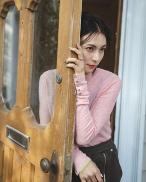 Ko Shibasaki Instagram - →→→→→ swipe
LOOK BOOK Vol.8 📚

Brand Director : Ko Shibasaki

——

【MES VACANCES | 2025 Autumn/Winter】
Asymétrie ― 今季のコレクションは、不均衡の中に宿る美しさをテーマに生まれました。

シンメトリーでは表現できない奥行きや立体感。
動きにあわせて変化する陰影や、重なり合う質感のコントラストが、日常にそっと華やぎを添えます。
秋冬らしい温かみのある素材感を大切にしながらも、重たさを感じさせない軽やかさをプラス。
纏う人の所作やシルエットに寄り添う、心地よさと洗練を両立しました。

計算されたバランスの中に遊び心をひとさじ。
アシンメトリーが描く余白が着こなしに新しい表情を生み出し、どんな場面でも“旅するように暮らす” 心地よさを叶えます。ㅤㅤㅤㅤㅤㅤㅤㅤㅤㅤㅤㅤㅤㅤㅤㅤㅤㅤㅤ
——

／
 10/10 (Fri) 12:00 release 🍂
＼
ㅤㅤㅤㅤㅤㅤㅤㅤㅤㅤㅤㅤㅤㅤㅤㅤㅤㅤㅤㅤㅤㅤㅤㅤㅤㅤ
@mes_vacances_official
@ko_shibasaki
ㅤㅤㅤㅤㅤㅤㅤㅤㅤㅤㅤㅤㅤ
#MESVACANCES #ミヴァコンス #25AW #柴咲コウ #traveloutfits