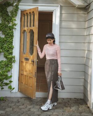 Ko Shibasaki Instagram - →→→→→ swipe
LOOK BOOK Vol.8 📚

Brand Director : Ko Shibasaki

——

【MES VACANCES | 2025 Autumn/Winter】
Asymétrie ― 今季のコレクションは、不均衡の中に宿る美しさをテーマに生まれました。

シンメトリーでは表現できない奥行きや立体感。
動きにあわせて変化する陰影や、重なり合う質感のコントラストが、日常にそっと華やぎを添えます。
秋冬らしい温かみのある素材感を大切にしながらも、重たさを感じさせない軽やかさをプラス。
纏う人の所作やシルエットに寄り添う、心地よさと洗練を両立しました。

計算されたバランスの中に遊び心をひとさじ。
アシンメトリーが描く余白が着こなしに新しい表情を生み出し、どんな場面でも“旅するように暮らす” 心地よさを叶えます。ㅤㅤㅤㅤㅤㅤㅤㅤㅤㅤㅤㅤㅤㅤㅤㅤㅤㅤㅤ
——

／
 10/10 (Fri) 12:00 release 🍂
＼
ㅤㅤㅤㅤㅤㅤㅤㅤㅤㅤㅤㅤㅤㅤㅤㅤㅤㅤㅤㅤㅤㅤㅤㅤㅤㅤ
@mes_vacances_official
@ko_shibasaki
ㅤㅤㅤㅤㅤㅤㅤㅤㅤㅤㅤㅤㅤ
#MESVACANCES #ミヴァコンス #25AW #柴咲コウ #traveloutfits