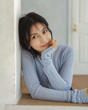 Ko Shibasaki Instagram - →→→→→ swipe
LOOK BOOK Vol.8 📚

Brand Director : Ko Shibasaki

——

【MES VACANCES | 2025 Autumn/Winter】
Asymétrie ― 今季のコレクションは、不均衡の中に宿る美しさをテーマに生まれました。

シンメトリーでは表現できない奥行きや立体感。
動きにあわせて変化する陰影や、重なり合う質感のコントラストが、日常にそっと華やぎを添えます。
秋冬らしい温かみのある素材感を大切にしながらも、重たさを感じさせない軽やかさをプラス。
纏う人の所作やシルエットに寄り添う、心地よさと洗練を両立しました。

計算されたバランスの中に遊び心をひとさじ。
アシンメトリーが描く余白が着こなしに新しい表情を生み出し、どんな場面でも“旅するように暮らす” 心地よさを叶えます。ㅤㅤㅤㅤㅤㅤㅤㅤㅤㅤㅤㅤㅤㅤㅤㅤㅤㅤㅤ
——

／
 10/10 (Fri) 12:00 release 🍂
＼
ㅤㅤㅤㅤㅤㅤㅤㅤㅤㅤㅤㅤㅤㅤㅤㅤㅤㅤㅤㅤㅤㅤㅤㅤㅤㅤ
@mes_vacances_official
@ko_shibasaki
ㅤㅤㅤㅤㅤㅤㅤㅤㅤㅤㅤㅤㅤ
#MESVACANCES #ミヴァコンス #25AW #柴咲コウ #traveloutfits