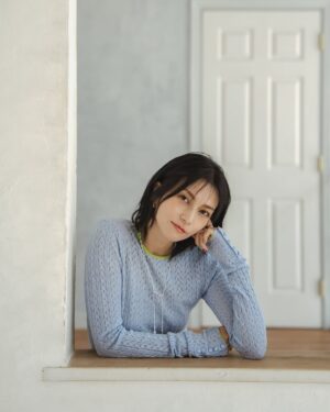 Ko Shibasaki Instagram - →→→→→ swipe
LOOK BOOK Vol.8 📚

Brand Director : Ko Shibasaki

——

【MES VACANCES | 2025 Autumn/Winter】
Asymétrie ― 今季のコレクションは、不均衡の中に宿る美しさをテーマに生まれました。

シンメトリーでは表現できない奥行きや立体感。
動きにあわせて変化する陰影や、重なり合う質感のコントラストが、日常にそっと華やぎを添えます。
秋冬らしい温かみのある素材感を大切にしながらも、重たさを感じさせない軽やかさをプラス。
纏う人の所作やシルエットに寄り添う、心地よさと洗練を両立しました。

計算されたバランスの中に遊び心をひとさじ。
アシンメトリーが描く余白が着こなしに新しい表情を生み出し、どんな場面でも“旅するように暮らす” 心地よさを叶えます。ㅤㅤㅤㅤㅤㅤㅤㅤㅤㅤㅤㅤㅤㅤㅤㅤㅤㅤㅤ
——

／
 10/10 (Fri) 12:00 release 🍂
＼
ㅤㅤㅤㅤㅤㅤㅤㅤㅤㅤㅤㅤㅤㅤㅤㅤㅤㅤㅤㅤㅤㅤㅤㅤㅤㅤ
@mes_vacances_official
@ko_shibasaki
ㅤㅤㅤㅤㅤㅤㅤㅤㅤㅤㅤㅤㅤ
#MESVACANCES #ミヴァコンス #25AW #柴咲コウ #traveloutfits