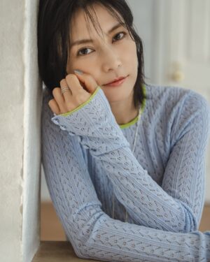 Ko Shibasaki Instagram - →→→→→ swipe
LOOK BOOK Vol.8 📚

Brand Director : Ko Shibasaki

——

【MES VACANCES | 2025 Autumn/Winter】
Asymétrie ― 今季のコレクションは、不均衡の中に宿る美しさをテーマに生まれました。

シンメトリーでは表現できない奥行きや立体感。
動きにあわせて変化する陰影や、重なり合う質感のコントラストが、日常にそっと華やぎを添えます。
秋冬らしい温かみのある素材感を大切にしながらも、重たさを感じさせない軽やかさをプラス。
纏う人の所作やシルエットに寄り添う、心地よさと洗練を両立しました。

計算されたバランスの中に遊び心をひとさじ。
アシンメトリーが描く余白が着こなしに新しい表情を生み出し、どんな場面でも“旅するように暮らす” 心地よさを叶えます。ㅤㅤㅤㅤㅤㅤㅤㅤㅤㅤㅤㅤㅤㅤㅤㅤㅤㅤㅤ
——

／
 10/10 (Fri) 12:00 release 🍂
＼
ㅤㅤㅤㅤㅤㅤㅤㅤㅤㅤㅤㅤㅤㅤㅤㅤㅤㅤㅤㅤㅤㅤㅤㅤㅤㅤ
@mes_vacances_official
@ko_shibasaki
ㅤㅤㅤㅤㅤㅤㅤㅤㅤㅤㅤㅤㅤ
#MESVACANCES #ミヴァコンス #25AW #柴咲コウ #traveloutfits