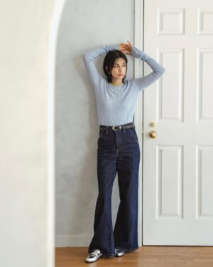 Ko Shibasaki Instagram - →→→→→ swipe
LOOK BOOK Vol.8 📚

Brand Director : Ko Shibasaki

——

【MES VACANCES | 2025 Autumn/Winter】
Asymétrie ― 今季のコレクションは、不均衡の中に宿る美しさをテーマに生まれました。

シンメトリーでは表現できない奥行きや立体感。
動きにあわせて変化する陰影や、重なり合う質感のコントラストが、日常にそっと華やぎを添えます。
秋冬らしい温かみのある素材感を大切にしながらも、重たさを感じさせない軽やかさをプラス。
纏う人の所作やシルエットに寄り添う、心地よさと洗練を両立しました。

計算されたバランスの中に遊び心をひとさじ。
アシンメトリーが描く余白が着こなしに新しい表情を生み出し、どんな場面でも“旅するように暮らす” 心地よさを叶えます。ㅤㅤㅤㅤㅤㅤㅤㅤㅤㅤㅤㅤㅤㅤㅤㅤㅤㅤㅤ
——

／
 10/10 (Fri) 12:00 release 🍂
＼
ㅤㅤㅤㅤㅤㅤㅤㅤㅤㅤㅤㅤㅤㅤㅤㅤㅤㅤㅤㅤㅤㅤㅤㅤㅤㅤ
@mes_vacances_official
@ko_shibasaki
ㅤㅤㅤㅤㅤㅤㅤㅤㅤㅤㅤㅤㅤ
#MESVACANCES #ミヴァコンス #25AW #柴咲コウ #traveloutfits