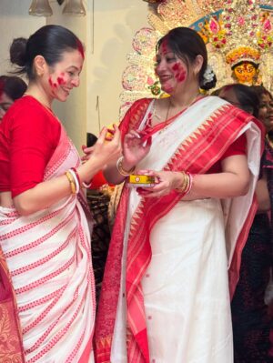 Koel Mallick Instagram - শুভ বিজয়া দশমী 🙏 #blessings #love #life #familybond
