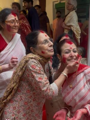Koel Mallick Instagram - শুভ বিজয়া দশমী 🙏 #blessings #love #life #familybond