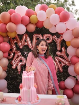 Komal Aziz Khan Instagram - Set out to build a fashion company ended up building a soul family @omalbykomal 
What an incredible 35th birthday ! Thank you everyone for all the love and @twistlesbyghania for the cake ❤️