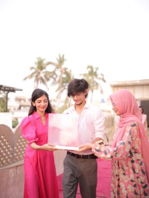 Komal Aziz Khan Instagram - Set out to build a fashion company ended up building a soul family @omalbykomal 
What an incredible 35th birthday ! Thank you everyone for all the love and @twistlesbyghania for the cake ❤️