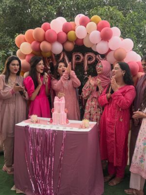Komal Aziz Khan Instagram - Set out to build a fashion company ended up building a soul family @omalbykomal 
What an incredible 35th birthday ! Thank you everyone for all the love and @twistlesbyghania for the cake ❤️