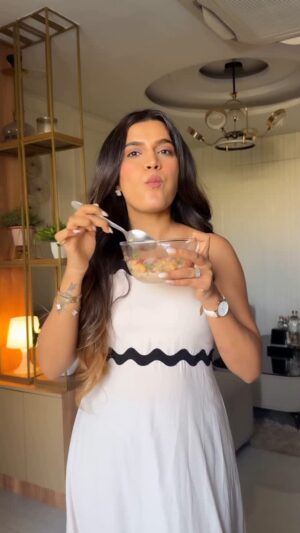 Komal Gudan Instagram - I Tested @virat.kohli’s Favourite Salad Recipe 🥗
#Reels #Exolore #Explorepage #trending #trendingreels #Salad #Weightloss