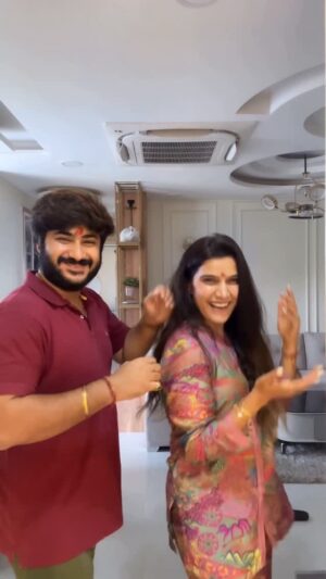 Komal Gudan Instagram - Late to the trend… but Joom Joom on repeat 🔥✨
#trendingreel #joomjoom #trendingaudio #navratrivibes #festivalenergy #dancemoves #viralsong #garbanightoutfits #fypp